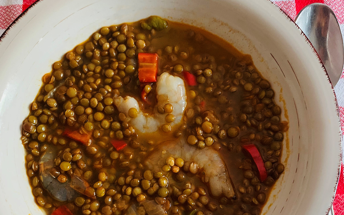 Lentejas con verduras y gambas