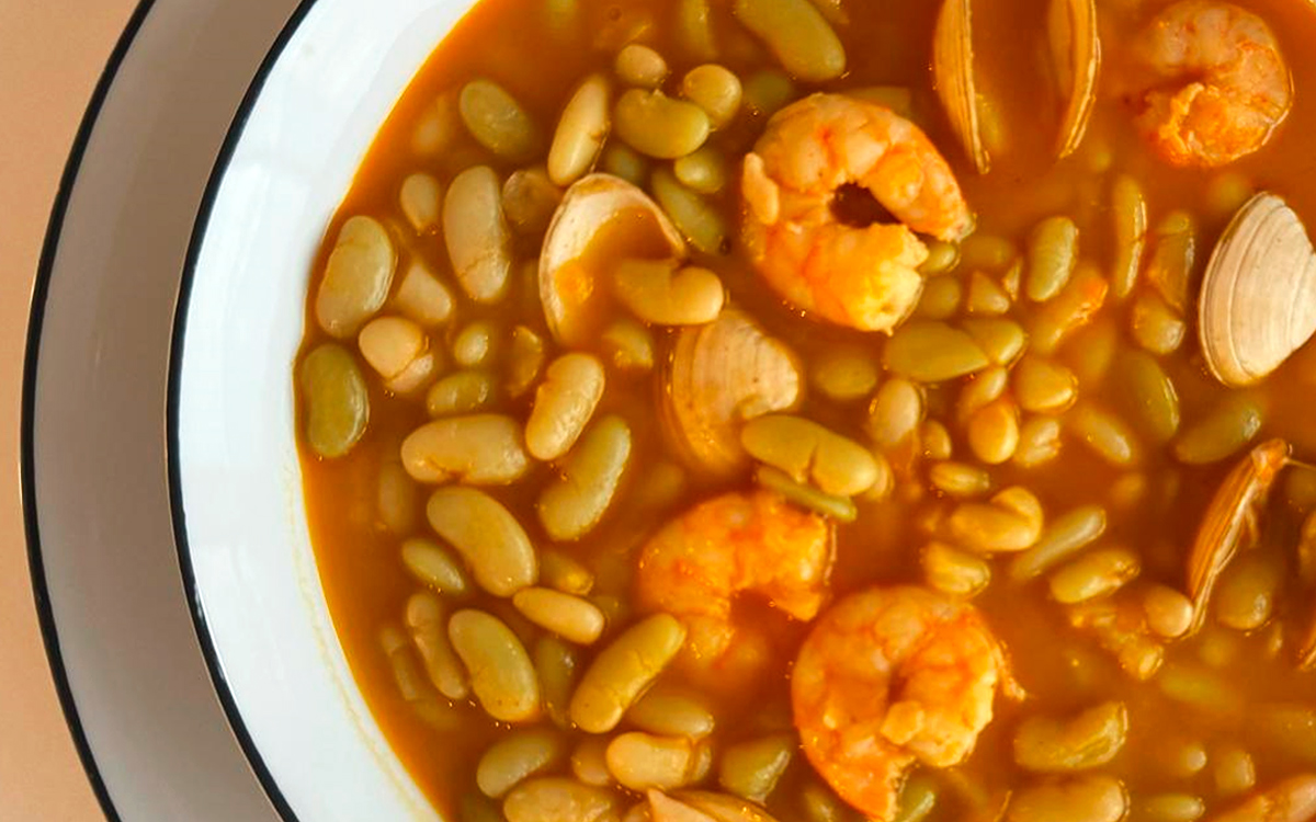 Alubias verdinas con almejas y gambas